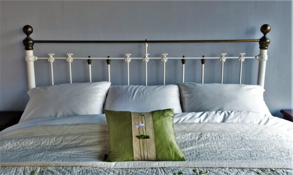 6ft Victorian Brass & Iron Bedstead – Ref. 9724B72 - Image 4