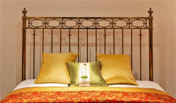 5ft Victorian Brass Bedstead – Ref. 96015A60 - Image 4
