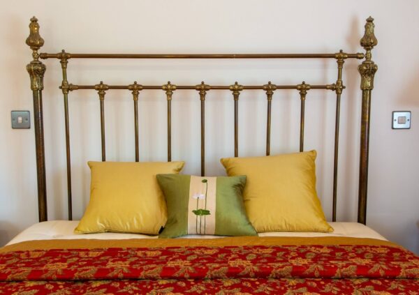 5ft Victorian Brass Bedstead – Ref. 96016A60 - Image 4