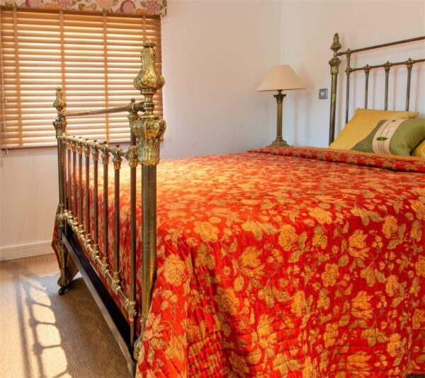 5ft Victorian Brass Bedstead – Ref. 96016A60 - Image 5