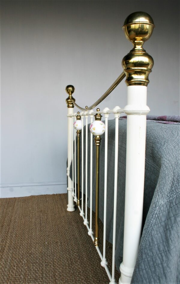 5ft Victorian Brass & Iron Bedstead – Ref. 9603B60 - Image 5