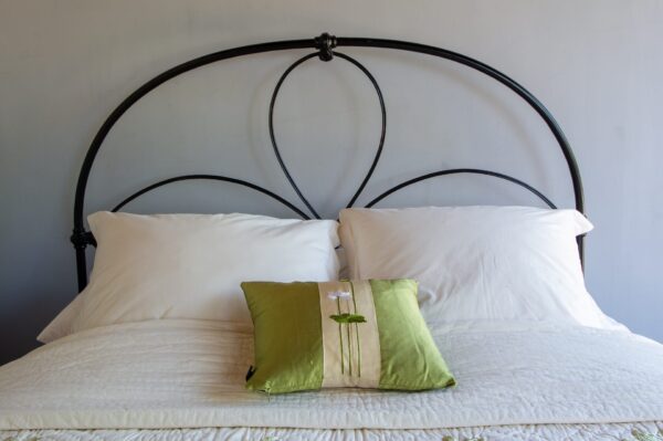 5ft Victorian Iron Bedstead – Ref. 9605C60 - Image 4
