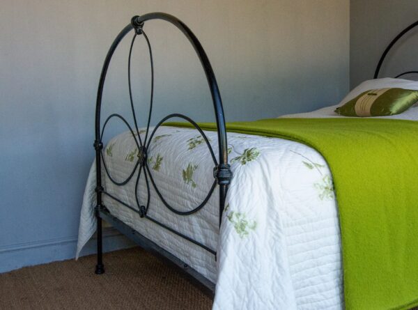 5ft Victorian Iron Bedstead – Ref. 9605C60 - Image 5