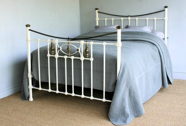 4ft6 Victorian Brass & Iron Bedstead – Ref. 7034B54