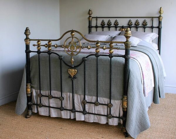 4ft6 Victorian Brass & Iron Bedstead – Ref. 95415B54