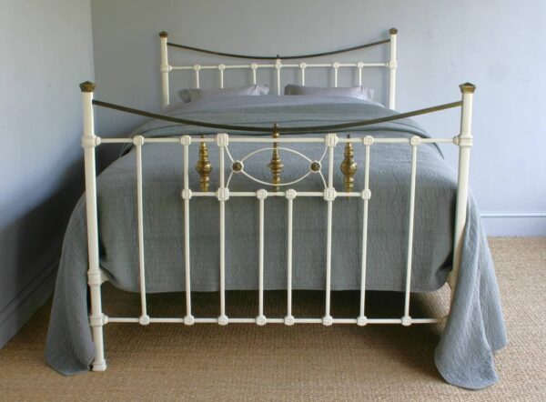 4ft6 Victorian Brass & Iron Bedstead – Ref. 7034B54 - Image 2