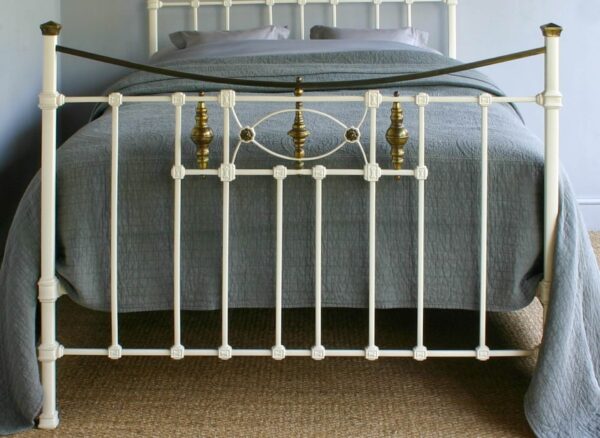 4ft6 Victorian Brass & Iron Bedstead – Ref. 7034B54 - Image 3