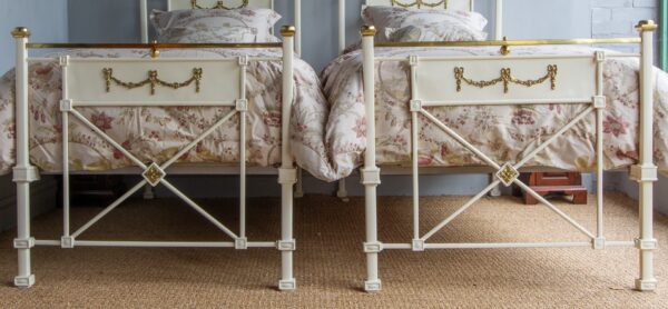 3ft Victorian Matched Pair of Brass & Iron Bedsteads – Ref. 9364B36PR - Image 3