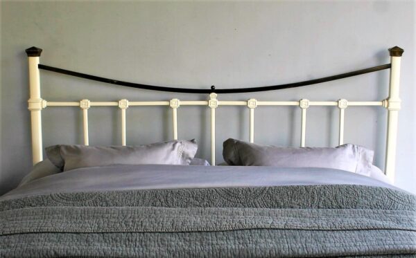 4ft6 Victorian Brass & Iron Bedstead – Ref. 7034B54 - Image 4