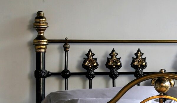 4ft6 Victorian Brass & Iron Bedstead – Ref. 95415B54 - Image 4