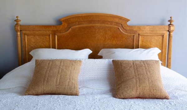 5ft6 Antique Victorian Birds Eye Maple Bedstead – Ref. 9666W66 - Image 4