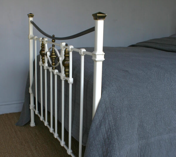 4ft6 Victorian Brass & Iron Bedstead – Ref. 7034B54 - Image 5