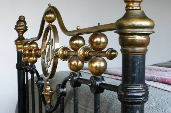 4ft6 Victorian Brass & Iron Bedstead – Ref. 95415B54 - Image 5