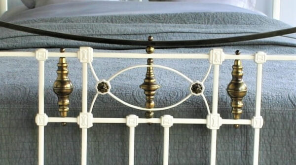 4ft6 Victorian Brass & Iron Bedstead – Ref. 7034B54 - Image 6