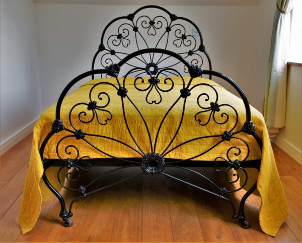 4ft6 Victorian Iron Bedstead – Ref. 95448C54 - Image 2