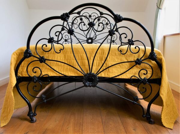 4ft6 Victorian Iron Bedstead – Ref. 95448C54 - Image 3