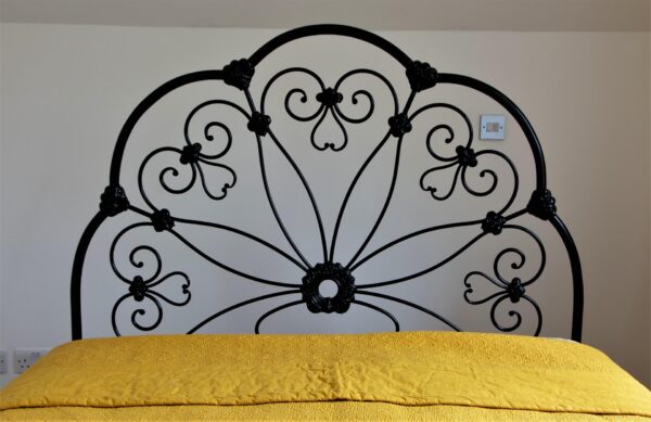 4ft6 Victorian Iron Bedstead – Ref. 95448C54 - Image 4