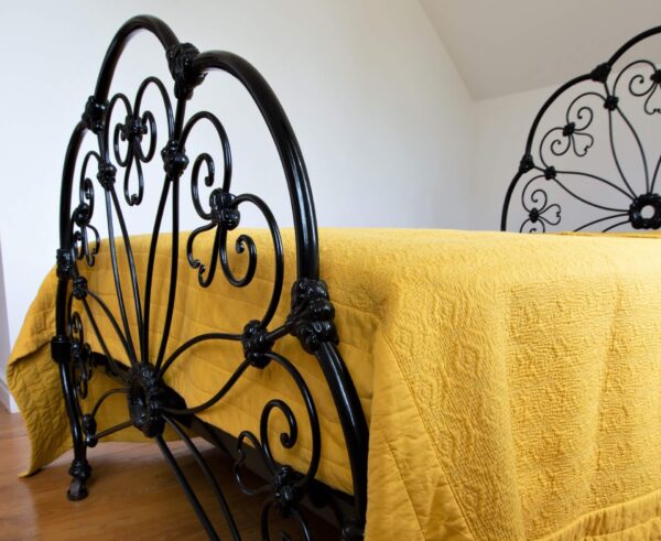 4ft6 Victorian Iron Bedstead – Ref. 95448C54 - Image 5