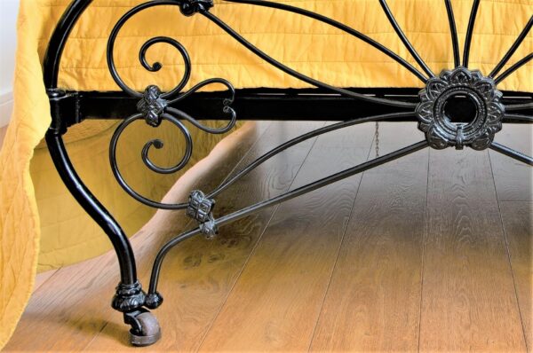 4ft6 Victorian Iron Bedstead – Ref. 95448C54 - Image 6