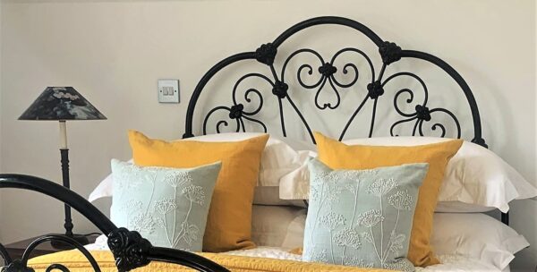 4ft6 Victorian Iron Bedstead – Ref. 95448C54 - Image 7