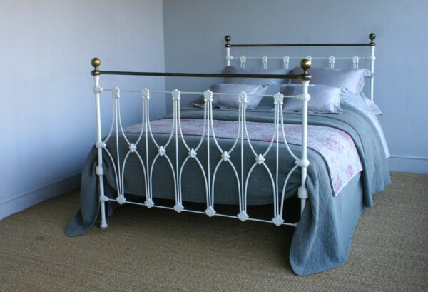 4ft6 Genuine Victorian Brass & Iron Bedstead – Ref. BA 7031B54