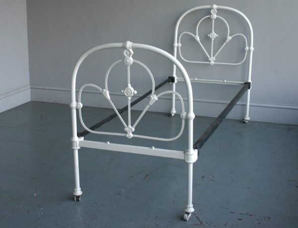 2ft6 Antique Victorian Iron Bedstead – Ref. BA 9271C27 £675