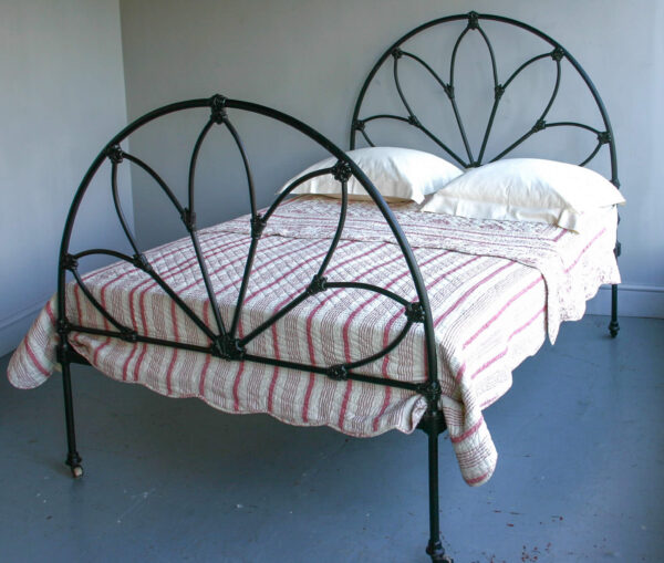 4ft6 Antique Victorian Iron Bedstead – Ref. BA 9541C54