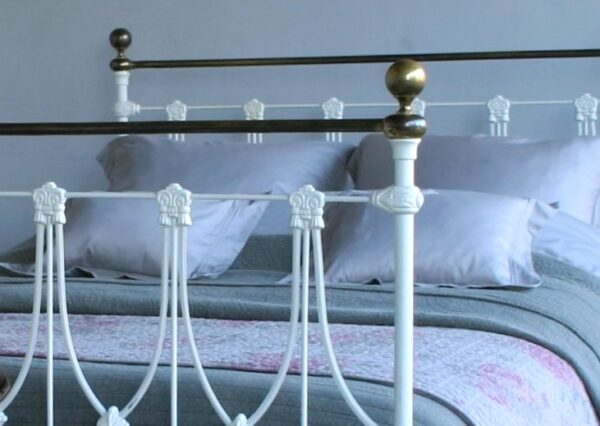 4ft6 Genuine Victorian Brass & Iron Bedstead – Ref. BA 7031B54 - Image 2