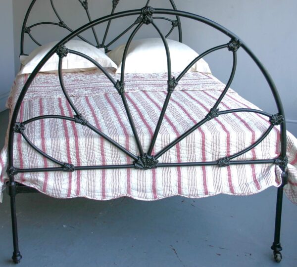 4ft6 Antique Victorian Iron Bedstead – Ref. BA 9541C54 - Image 2