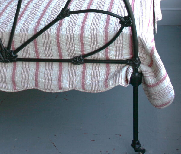 4ft6 Antique Victorian Iron Bedstead – Ref. BA 9541C54 - Image 3