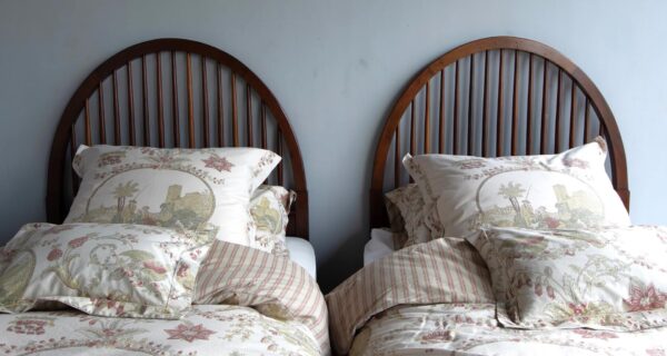 3ft Antique Edwardian Matched Pair of Mahogany Bedsteads – Ref. 93615W36PR - Image 4