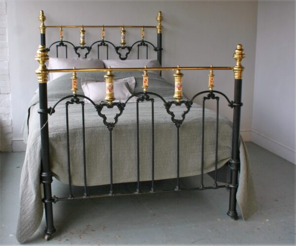 4ft6 Victorian Brass & Iron Bedstead – Ref. 5810B54