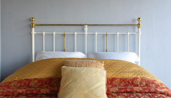 5ft Victorian Brass & Iron Bedstead – Ref. 96025B60 - Image 4