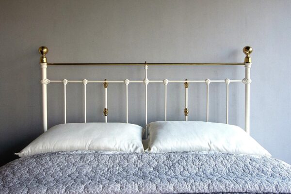 5ft Victorian Brass & Iron Bedstead – Ref. 96029B60 - Image 4