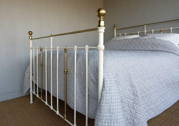 5ft Victorian Brass & Iron Bedstead – Ref. 96029B60 - Image 5