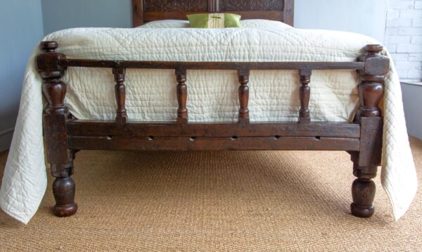 4ft6 Tudor Style Oak Bedstead – Ref. 95437W54 - Image 3