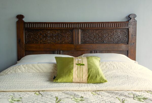4ft6 Tudor Style Oak Bedstead – Ref. 95437W54 - Image 4