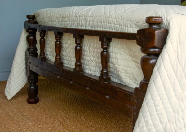 4ft6 Tudor Style Oak Bedstead – Ref. 95437W54 - Image 5