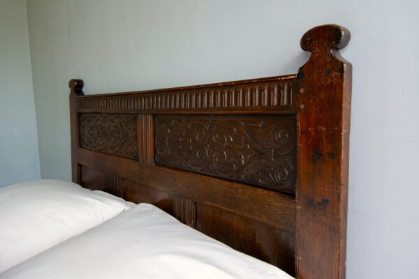 4ft6 Tudor Style Oak Bedstead – Ref. 95437W54 - Image 6